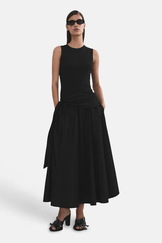 Zwarte lange rok van MANGO met geplooide taille, zakken en een strikdetail aan de zijkant.