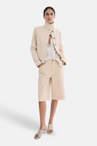 Beige bermuda van MANGO met losse pasvorm en onafgewerkte zoom.
