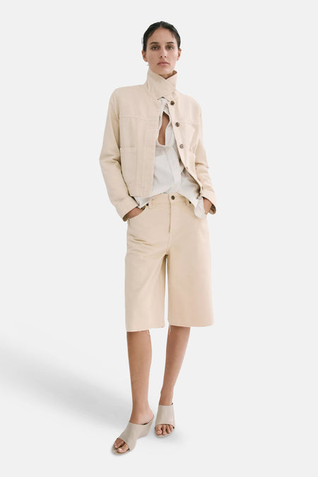 Beige bermuda van MANGO met losse pasvorm en onafgewerkte zoom.