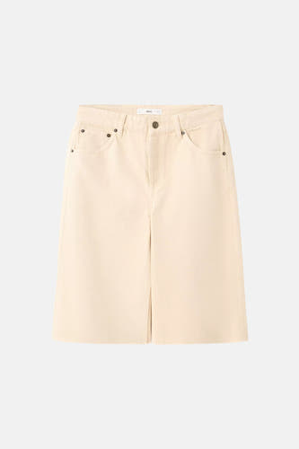 Crèmekleurige bermuda van MANGO met voorzakken, riemlussen en knoopsluiting, plat gelegd.
