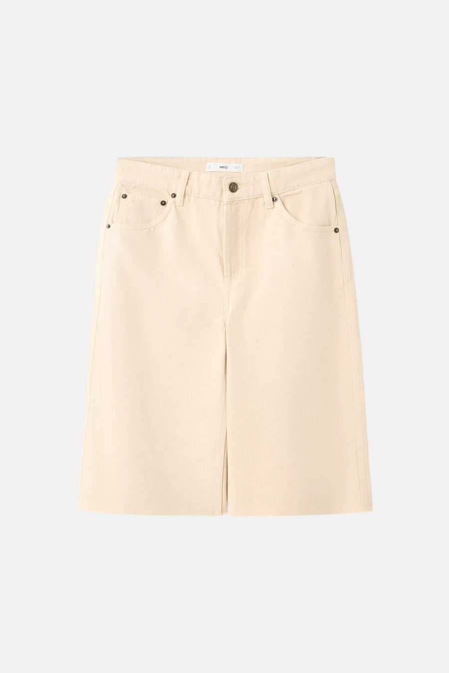 Crèmekleurige bermuda van MANGO met voorzakken, riemlussen en knoopsluiting, plat gelegd.