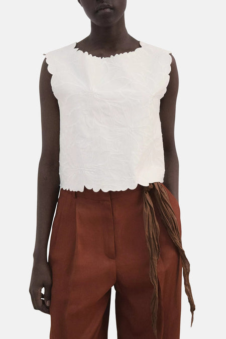 Wit T-shirt van MANGO met geschulpte halslijn en armsgaten, en een ingeweven bloemenpatroon.