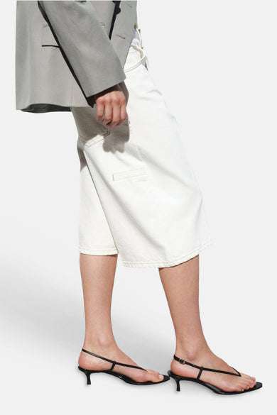Witte bermuda van MANGO met wijde pijpen en gestikte details, gedragen met grijze blazer en zwarte kitten heel sandaaltjes.
