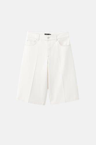 Witte bermuda van MANGO, van denim met zichtbare stiksels en wijde pijpen.