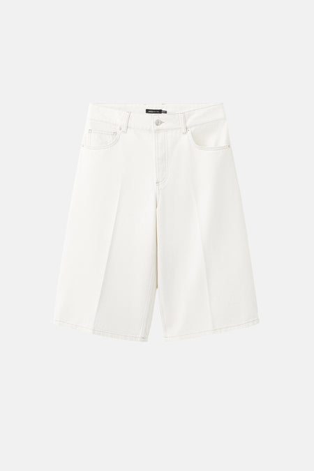 Witte bermuda van MANGO, van denim met zichtbare stiksels en wijde pijpen.