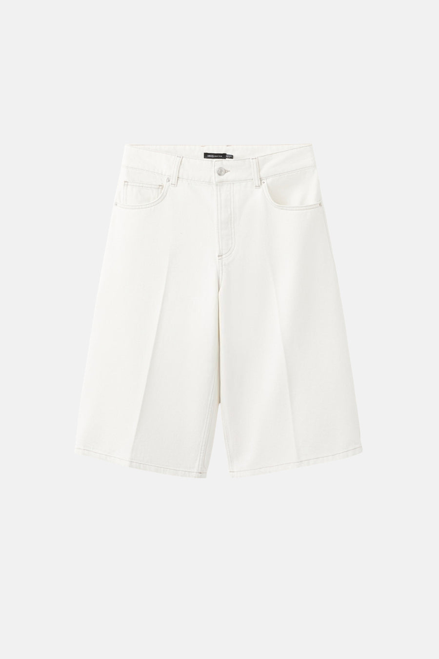 Witte bermuda van MANGO, van denim met zichtbare stiksels en wijde pijpen.