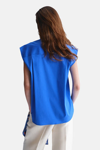Blauw mouwloos hemd van MANGO met plooien op de rug en een afgeronde zoom, van achteren gezien.