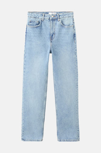 Jeans straight van lichtblauw denim van MANGO, met een rechte pijp en klassieke zakken.
