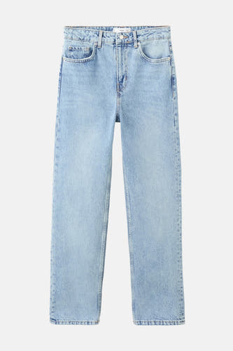 Rechte lichtblauwe jeans van MANGO, met klassieke zakken en een lichte denim textuur.
