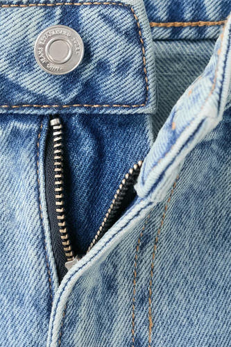Straight jeans van lichtblauw denim van MANGO, met open rits en zilverkleurige knoop.