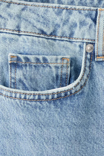 Rechte jeans van lichtblauw denim van MANGO, met een klein zakje en stiksels.
