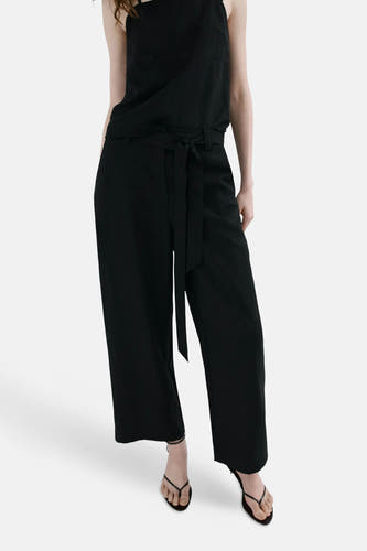 Zwarte broek van MANGO met wijde pijpen, strikceintuur en linnenlook.