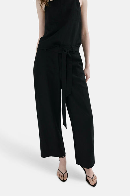 Zwarte broek van MANGO met wijde pijpen, strikceintuur en linnenlook.