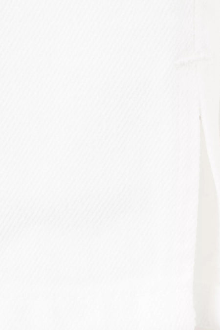 Witte broek van MANGO met diagonaal geribbelde textuur.