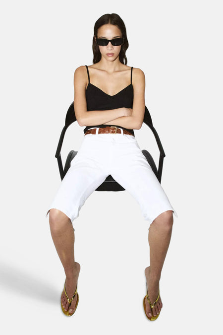 Pantalon capri blanc pour femme 5 poches de MANGO avec une ceinture tressée marron.