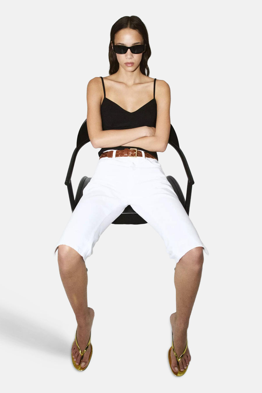 Witte dames 5-pocket broek van MANGO met capri-lengte en een bruine gevlochten riem.
