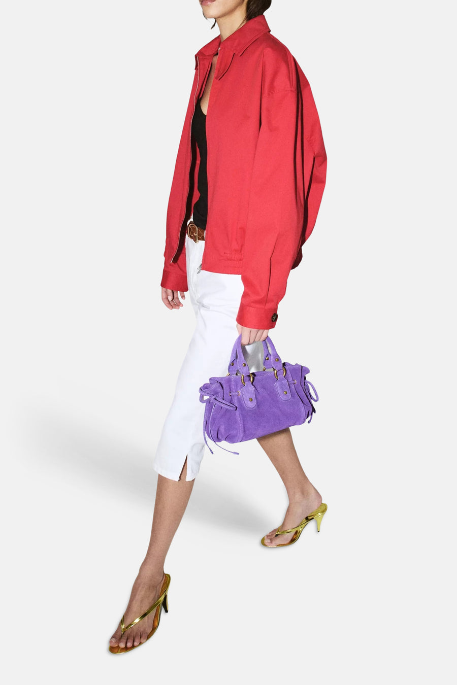 Witte 5-pocket broek van MANGO, capri-lengte met splitjes, gestyled met een rood jack en paarse tas.