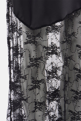 Zwarte kanten stof met bloemmotief en pailletten.
