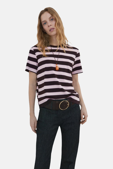 T-shirt multicolore à manches courtes de MANGO, rayé marron et rose, avec un pantalon uni.