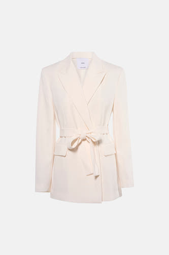 Ecru blazer van MANGO, met een geknoopte ceintuur en zakken op de voorkant.