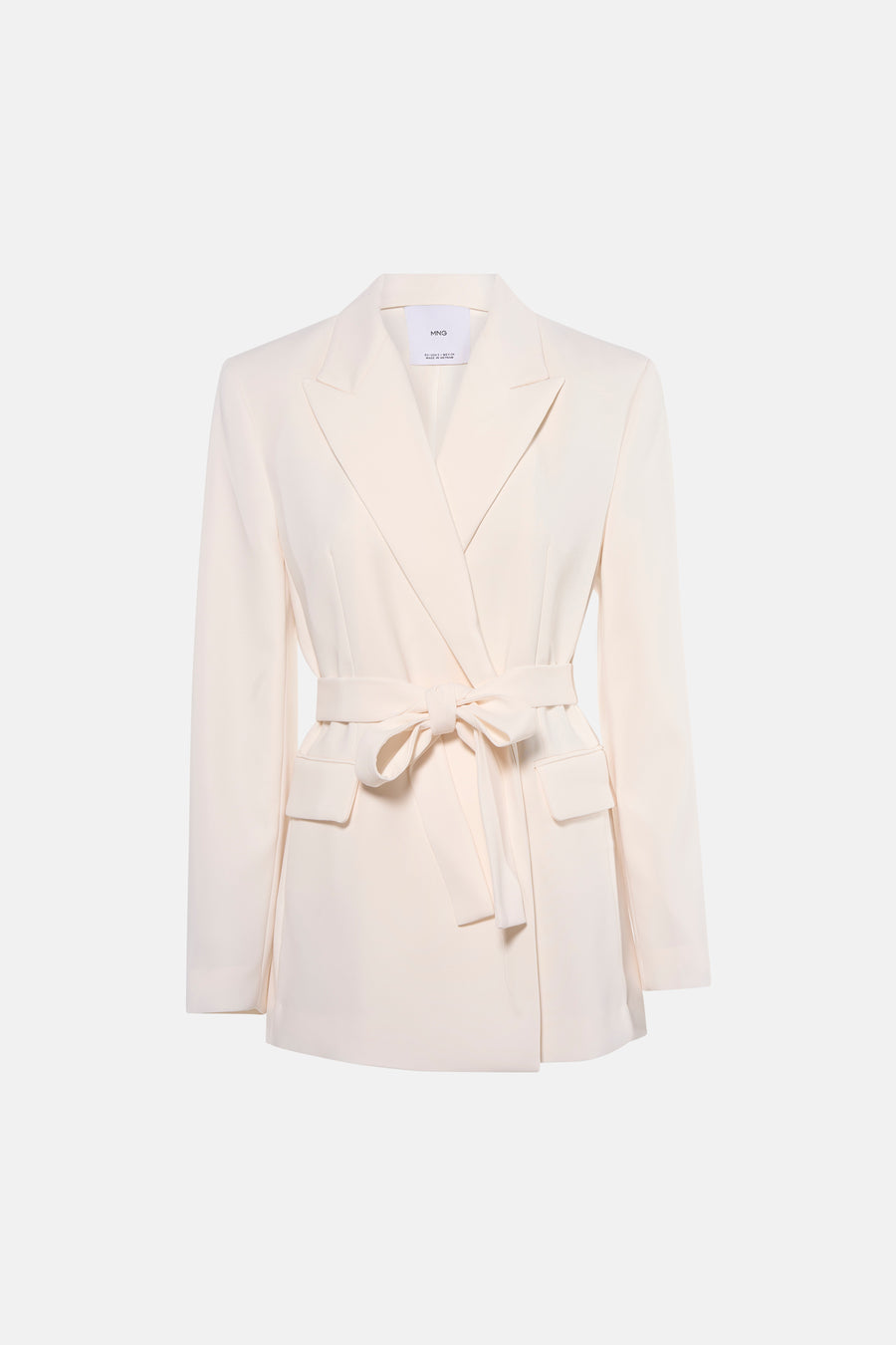 Ecru blazer van MANGO, met een geknoopte ceintuur en zakken op de voorkant.