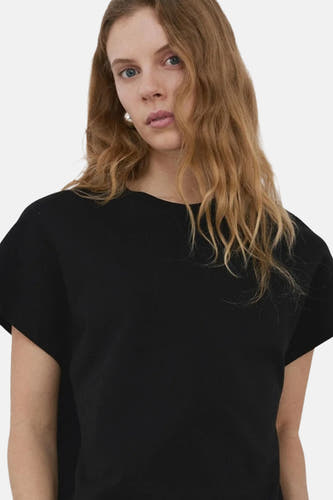 Zwarte top van MANGO, met korte mouwen en een eenvoudige ronde halslijn.
