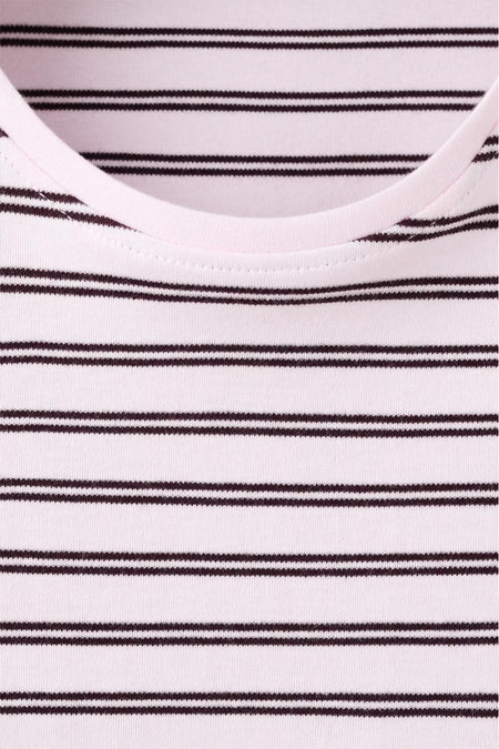 T-shirt rose à manches courtes de MANGO avec un motif à fines rayures et un col rond.