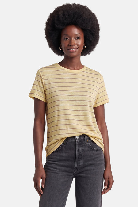 Geel gestreept T-shirt van MANGO met korte mouwen, gedragen door een model in een donkere jeans.