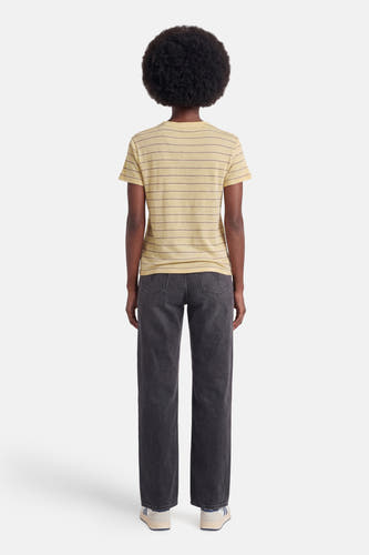 Geel T-shirt van MANGO met horizontale strepen, van achteren gezien, gecombineerd met een donkere jeans en witte sneakers.