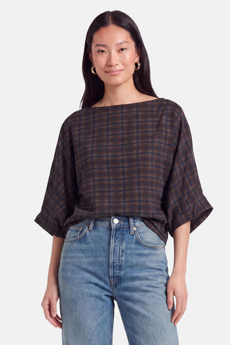 Blauwe blouse met 3/4 mouw van Terra di Siena, geruit patroon, losse pasvorm, gedragen met jeans