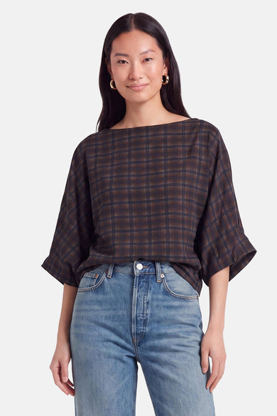 Blauwe blouse met 3/4 mouw van Terra di Siena, geruit patroon, losse pasvorm, gedragen met jeans