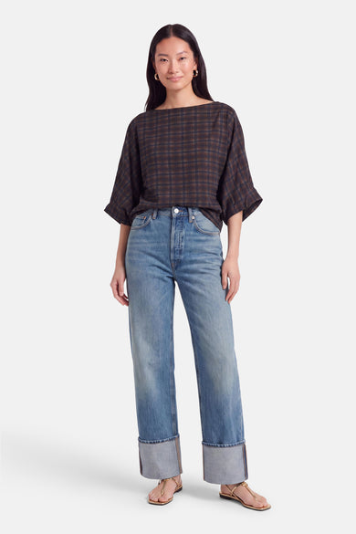 Blauwe blouse met 3/4 mouw van Terra di Siena, geruit patroon, losse pasvorm, gedragen met blauwe jeans en gouden sandalen