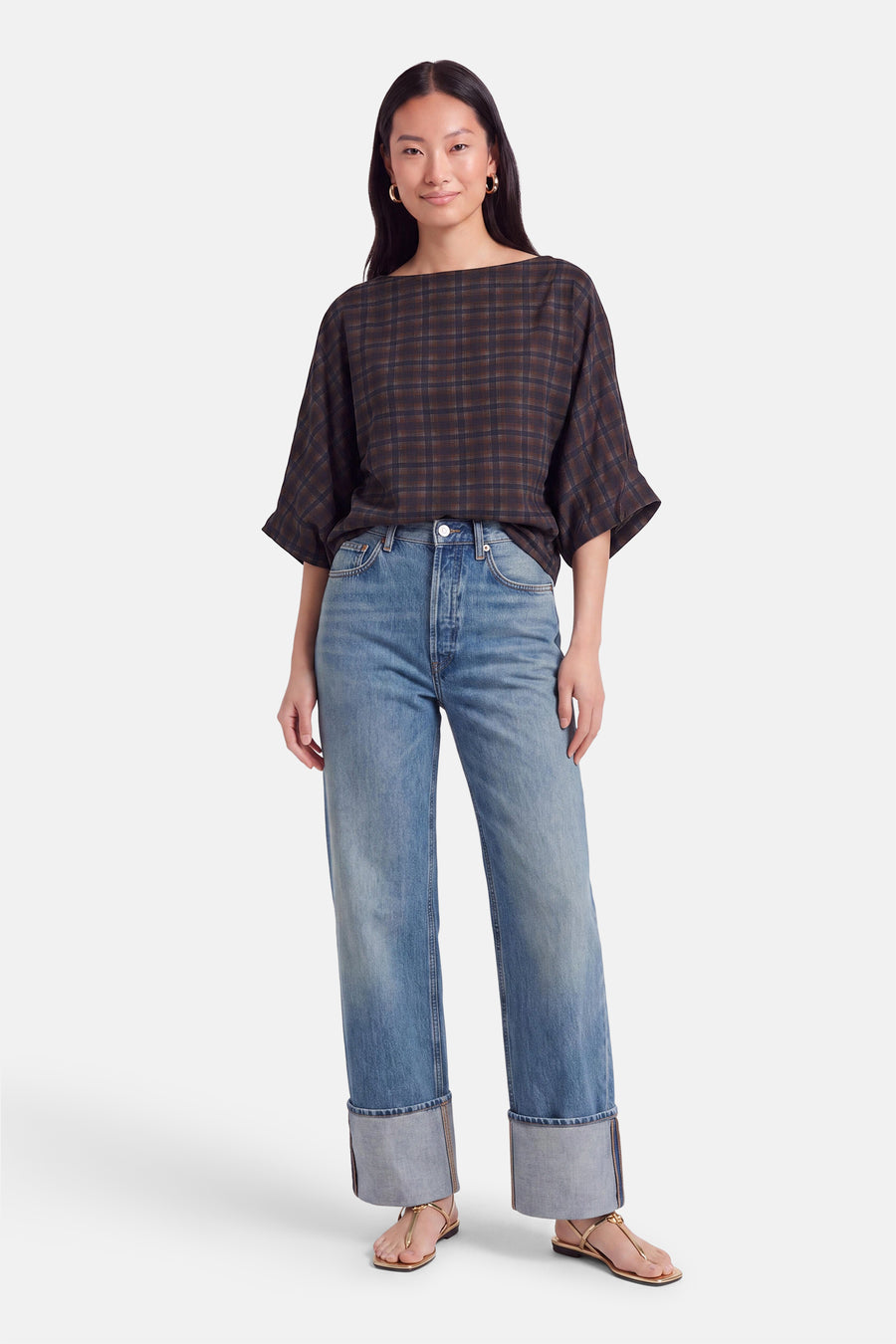 Blauwe blouse met 3/4 mouw van Terra di Siena, geruit patroon, losse pasvorm, gedragen met blauwe jeans en gouden sandalen