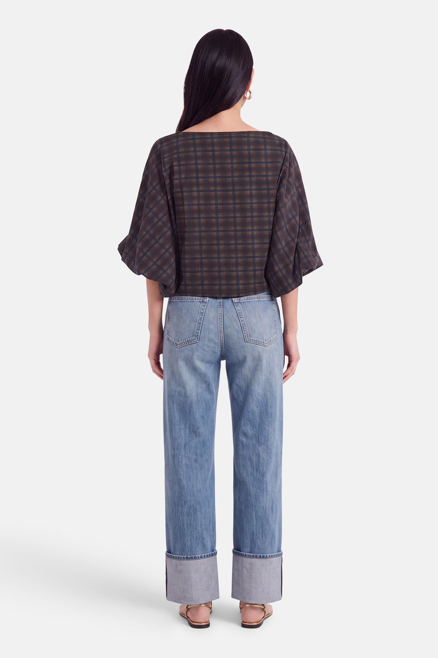 Blauwe blouse met 3/4 mouw van Terra di Siena, geruit patroon, wijde pasvorm, achterzijde weergegeven, gecombineerd met blauwe jeans en sandalen