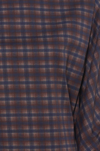 Blauwe blouse met 3/4 mouw van Terra di Siena, geruit patroon in bruin en wit, textuurrijke stof, close-up detail