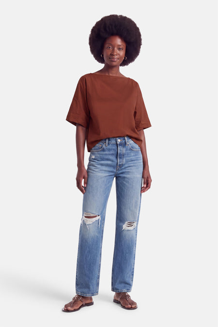 Oranje blouse met korte mouwen van Terra di Siena, losse pasvorm, gedragen met gescheurde jeans en sandalen, front view