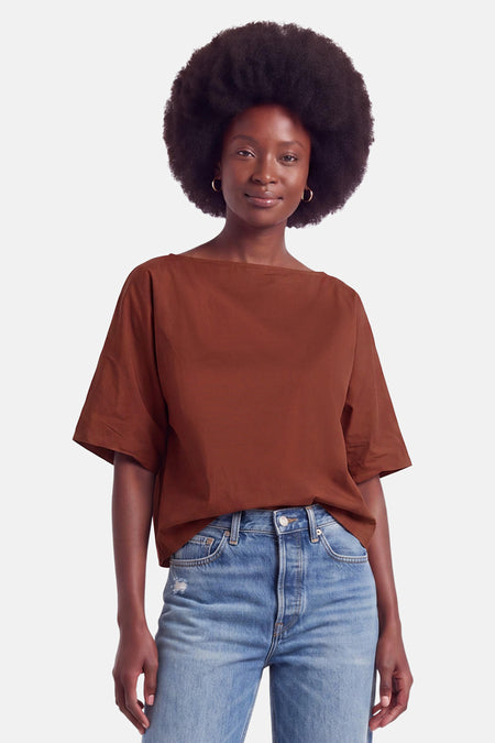 Oranje blouse met korte mouwen van Terra di Siena, losse pasvorm, ronde hals, gedragen met blauwe jeans, front view