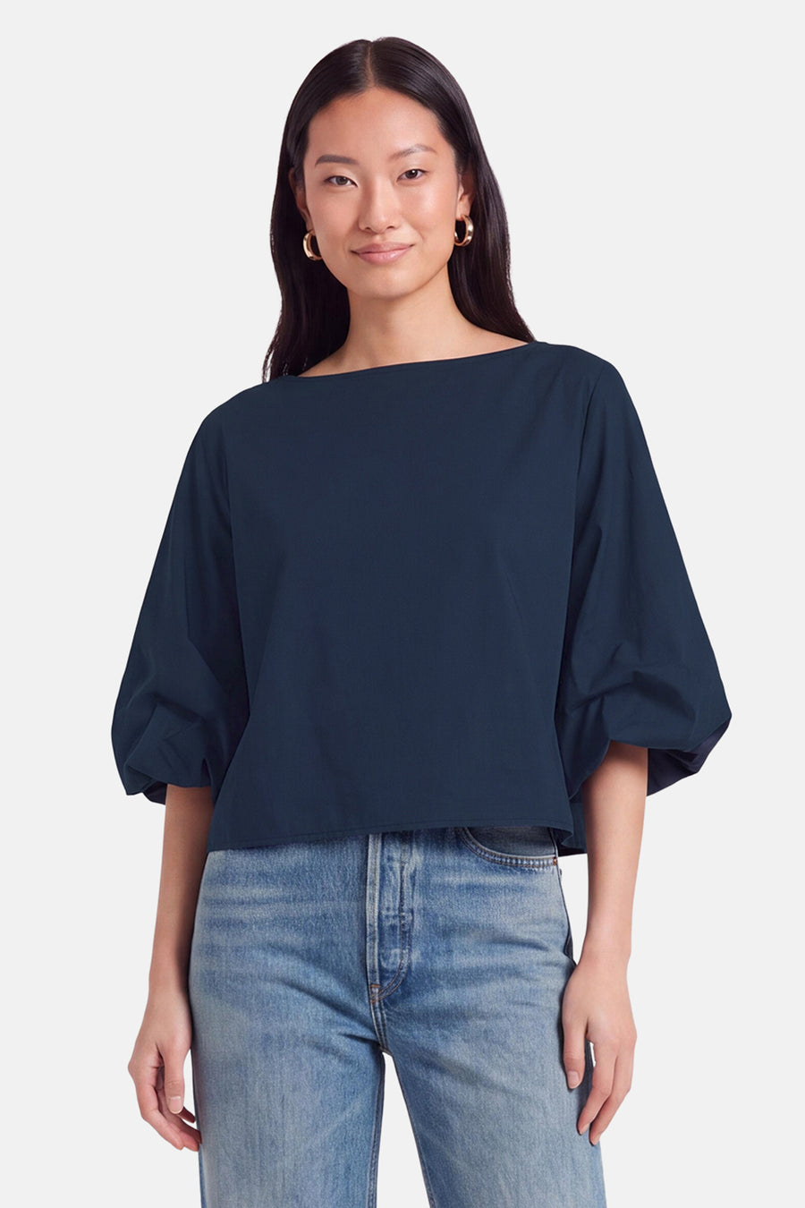 Blauwe blouse met korte mouwen van Terra di Siena, breed model met ronde hals, gedragen met jeans en gouden oorbellen
