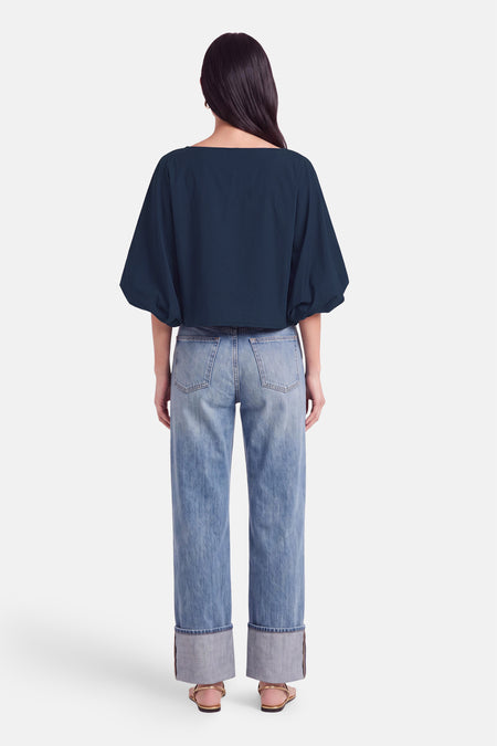 Donkerblauwe blouse met korte mouwen van Terra di Siena, achterzijde weergegeven, losse pasvorm, gedragen met lichtblauwe jeans en sandalen