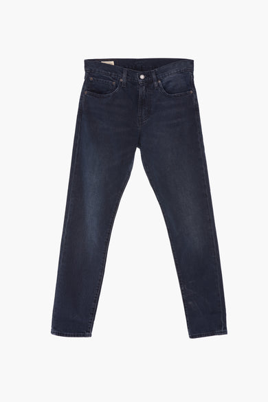 Tapered jeans van blauw denim van Levi's®, op een witte achtergrond.