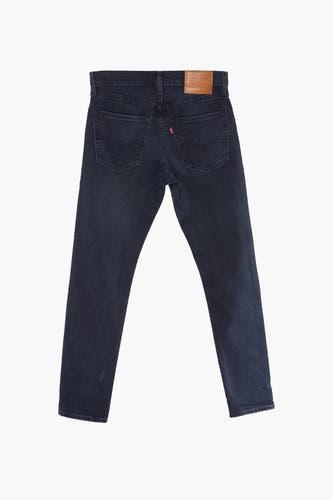 Blauwe tapered jeans van Levi's, met donkere wassing en een rode merkbadge op de achterkant.
