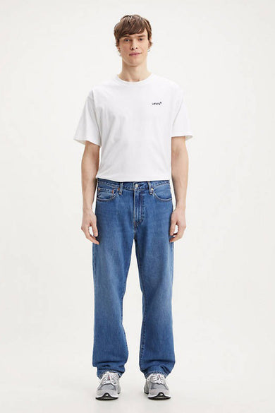 Jean décontracté de denim bleu moyen de Levi's®, avec un étiquette de marque rouge sur la poche arrière et une patch de marque en cuir.