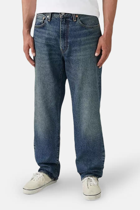 Jean droit bleu marine en denim de Levi's, vu de de dos, avec un T-shirt blanc.