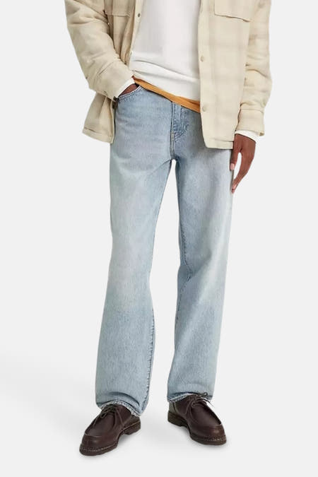 Lichtblauwe rechte jeans van Levi's, met een casual outfit en bruine schoenen.
