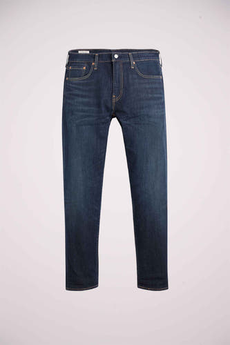 Donkerblauwe tapered jeans van Levi's met gele stiksels en klassieke zakken.