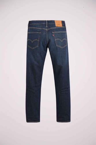Donkerblauwe tapered jeans van Levi's®, met stiksels op de zakken en een rode label.