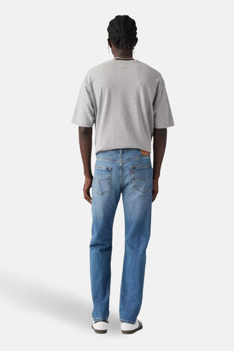 Taps toelopende jeans van blauw denim van Levi's®, achterkant met riemlussen en zakken.