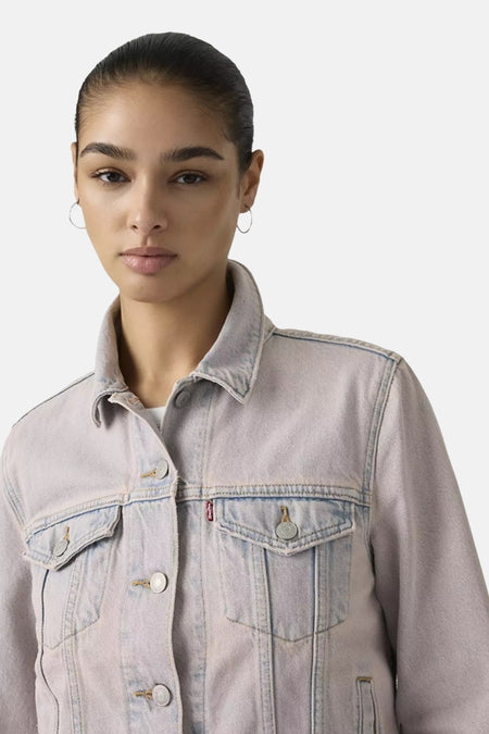 Lichtblauwe denim jeansjas van Levi's® met dubbele borstzakken, knopen en gelaagde details, vooraanzicht op model