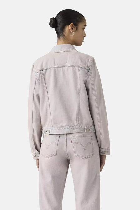 Lichtblauwe denim jeansjas van Levi's®, achterzijde met riemdetail en zakken, model in casual look