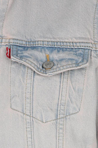 Lichtblauwe denim jeansjas van Levi's, met borstzak met knoop en rode merklabel op de zijkant.